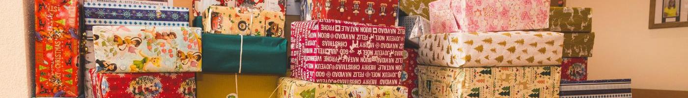 100 aufgestapelte Weihnachtspakete