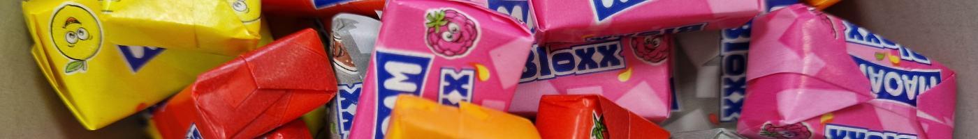 Bunte Maoams in einer Schüssel
