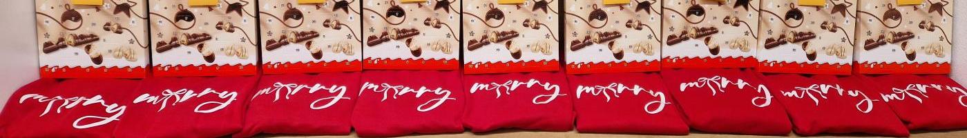 Auf der Bank liegen die Weihnachtspullover und Adventkalender für das Team