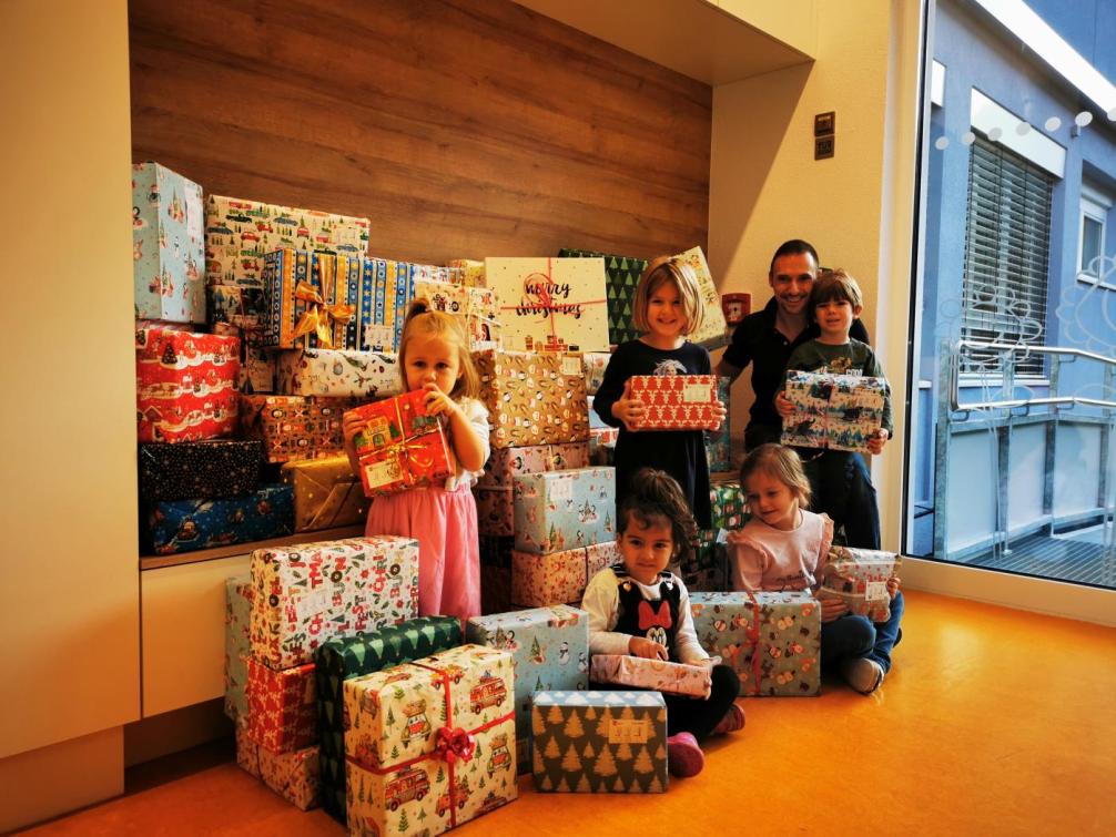 5 Kinder und Christian Viehweider zwischen den vielen Geschenken der Weihnachtspackerlaktion