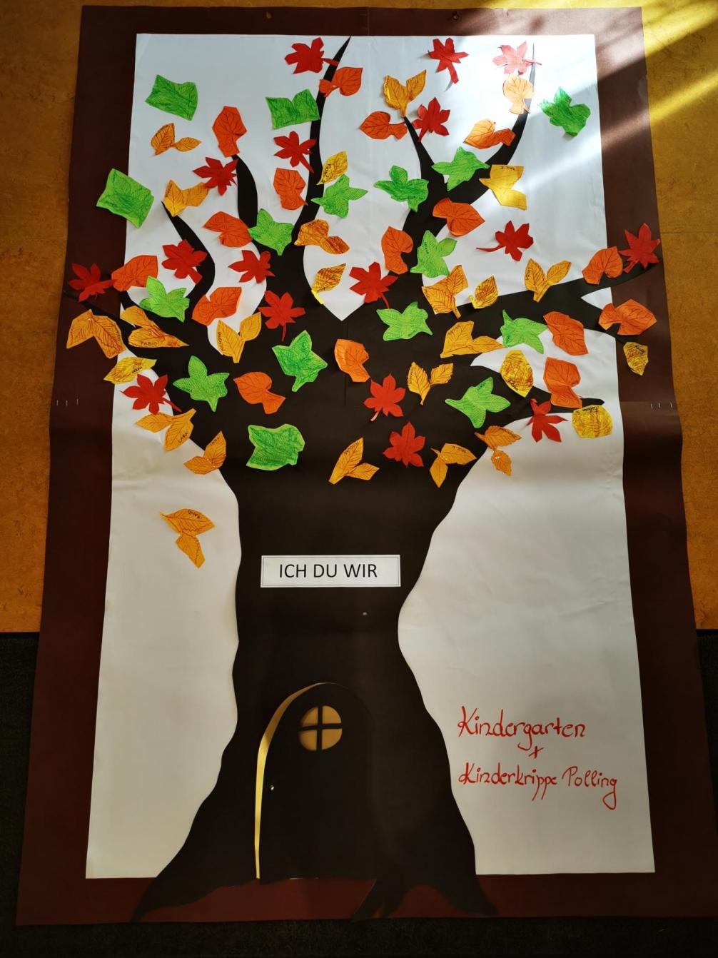 Ein großes Plakat mit einem Baum. Die Blätter haben die Kinder gestaltet und ausgeschnitten