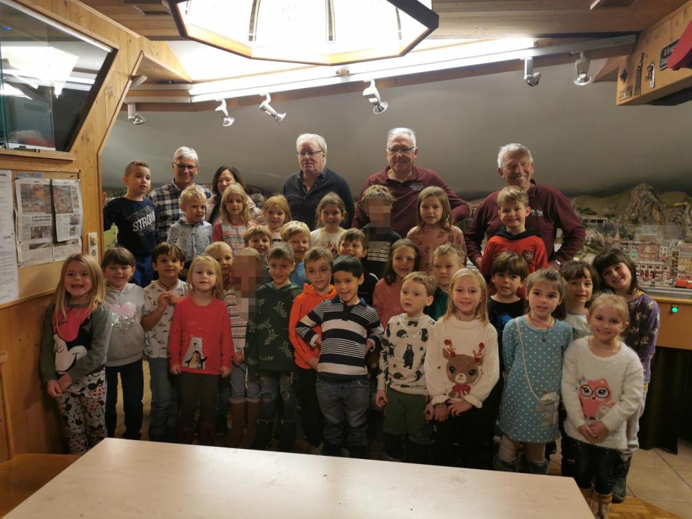 Gruppenfoto der Schulkinder mit dem Team des Mek