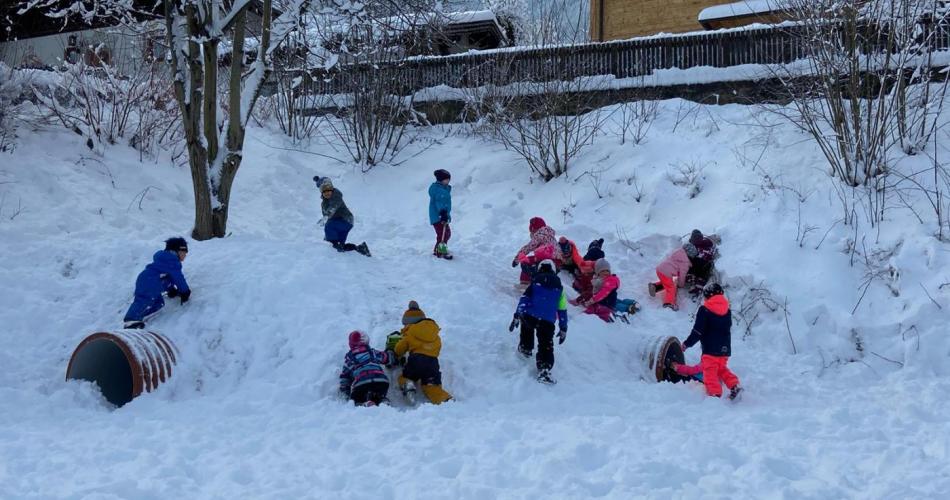 Kinder die im Schnee spielen