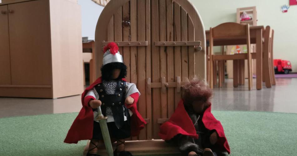 Ein Holztor und 2 Figuren (Martin und der Bettler)