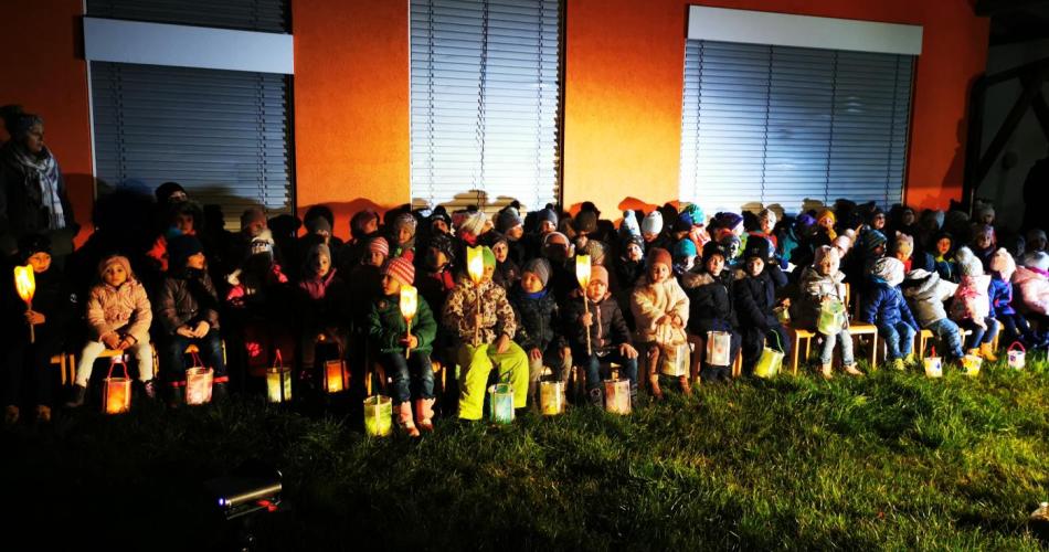Alle Kinder mit Laternen im Garten des Kindergartens