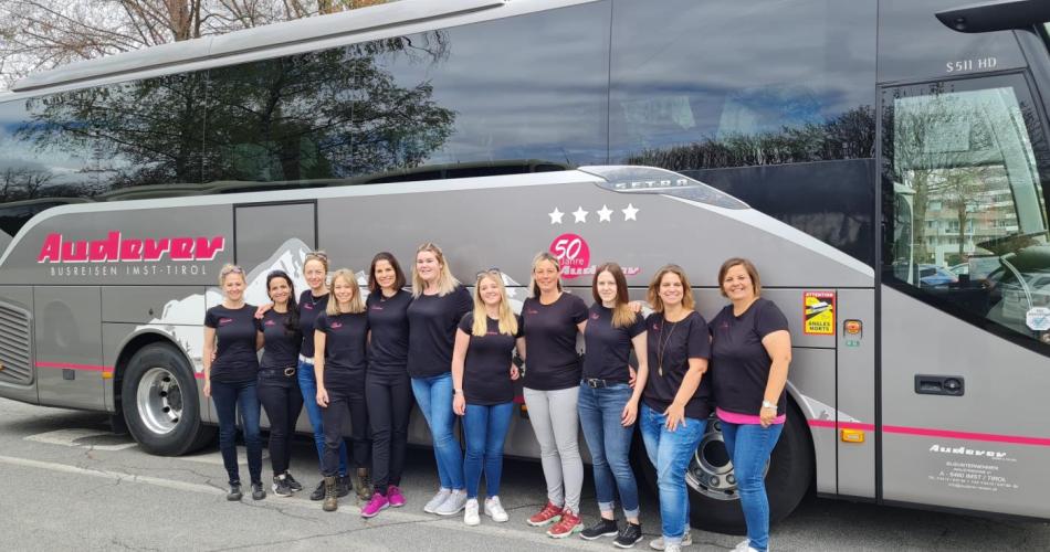 Das Kindergartenteam steht vor einem Auderer Bus