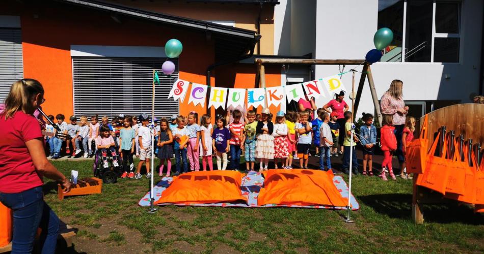 Das "Ausischmeißerfest" mit allen Kindern, einer Girlande mit "Schulkind", und den zwei Matten