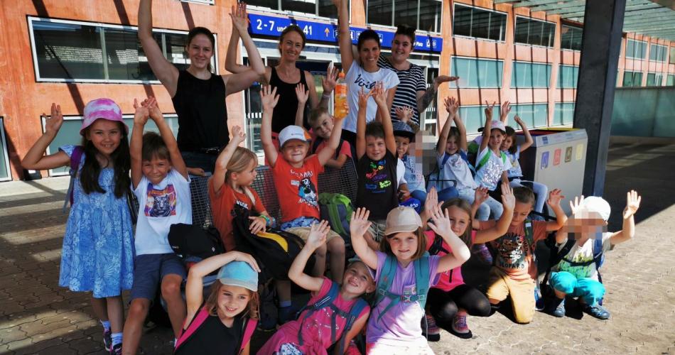 Die Kinder mit den Pädagogen am Bahnhof