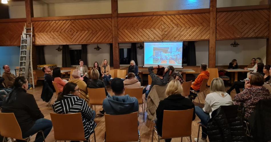 Eltern der Kinder im letzten Kindergartenjahr sitzen im Halbkreis vor den Päd. und der Frau Direktor Thöni