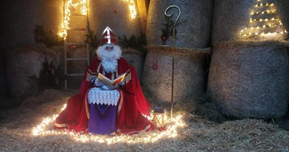 Der Nikolaus in mitten von Stroh mit weihnachtlicher Beleuchtung