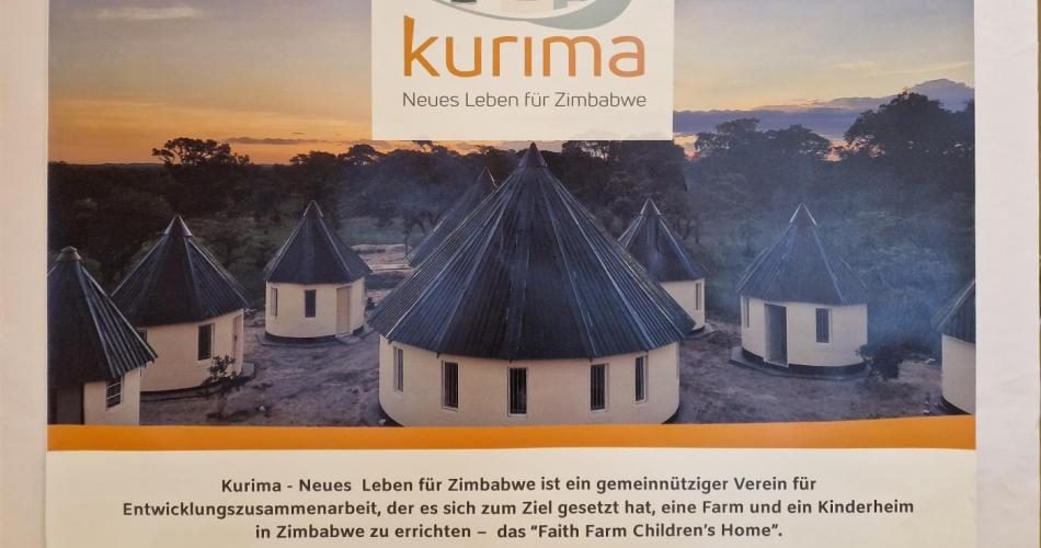 Ein Foto des Plakates Kurima auf dem die gebauten Häuser des Kinderdorfes in Zimbabwe 