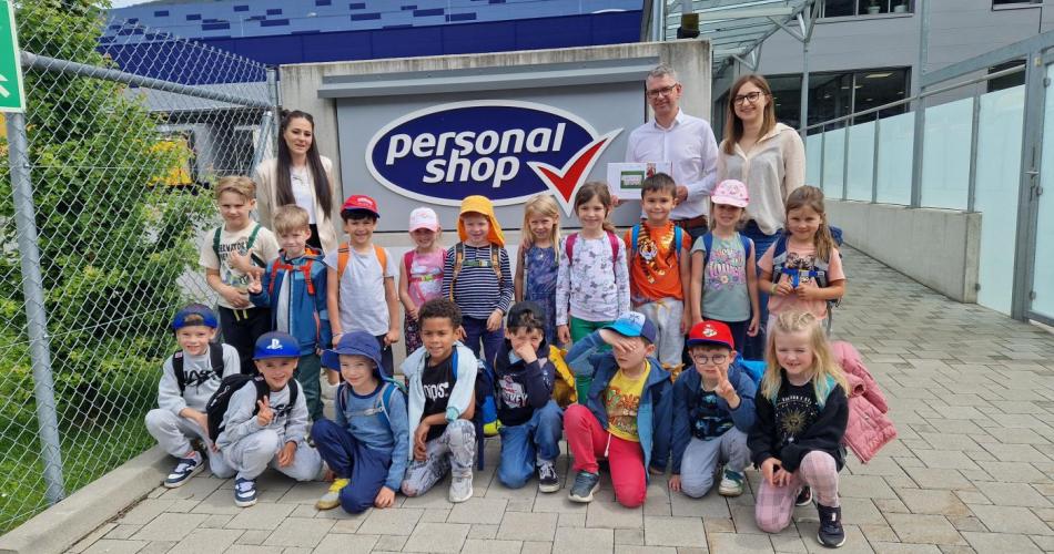 Gruppenbild aller Vorschulkinder mit Bernhard und zwei weiteren Mitarbeiterinnen
