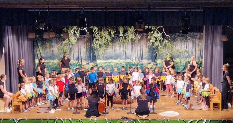 Die dekorierte Bühne des Vereinshaus mit allen kostümierten Kindern beim Musical