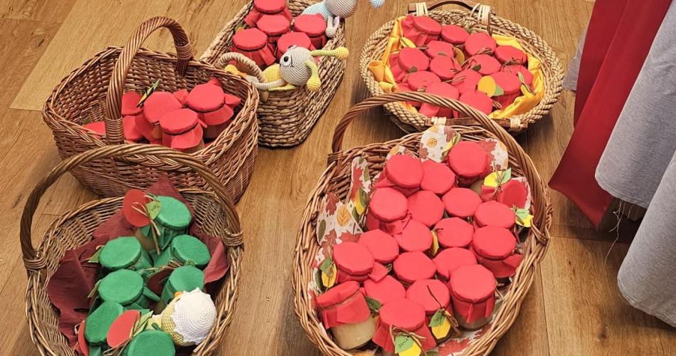 Erntedankgeschenke; in Gläser abgefülltes selbstgemachtes Apfelmus