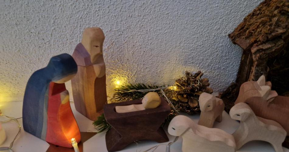 Die Krippe mit Holzfiguren 