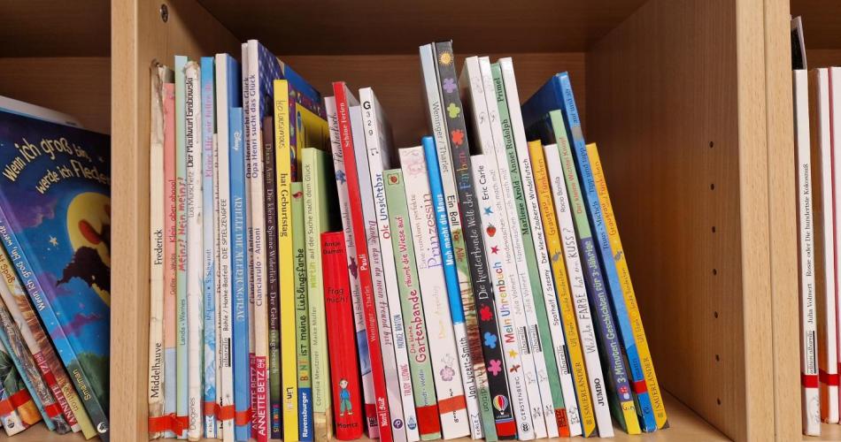 Ein Abteil der Bücherwand unserer Bibliothek 