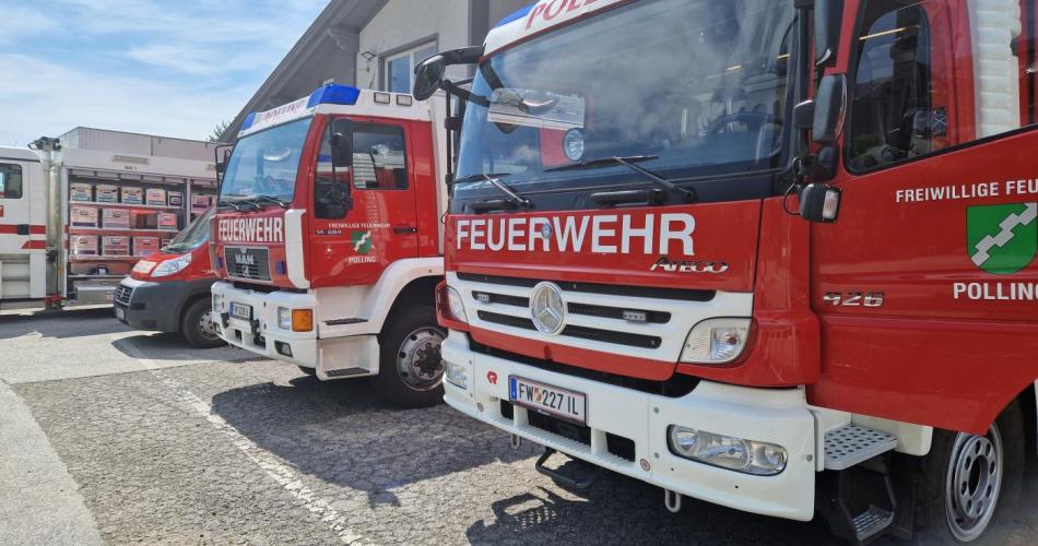 Die Fahrzeuge der Feuerwehr und der Rettung von vorne fotografiert