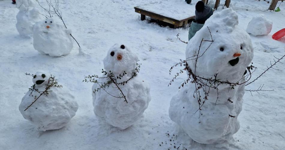 Drei unterschiedlich große Schneemänner