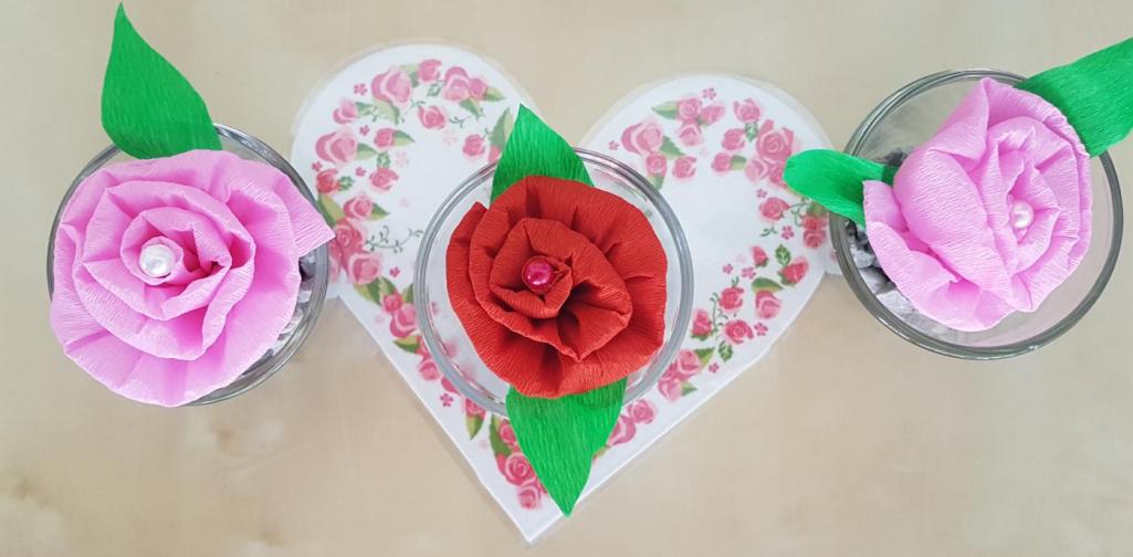 Veena Eder Drei Glasschüsseln mit Krepppapierrosen auf einer Herzserviette