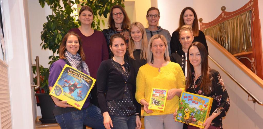 Das Team mit Brettspielen für den Spieleelternabend