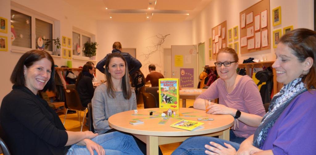 Vier Personen spielen ein Brettspiel