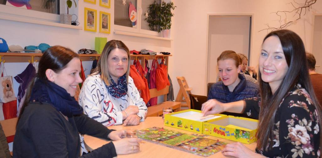 4 Freuen spielen ein Brettspiel