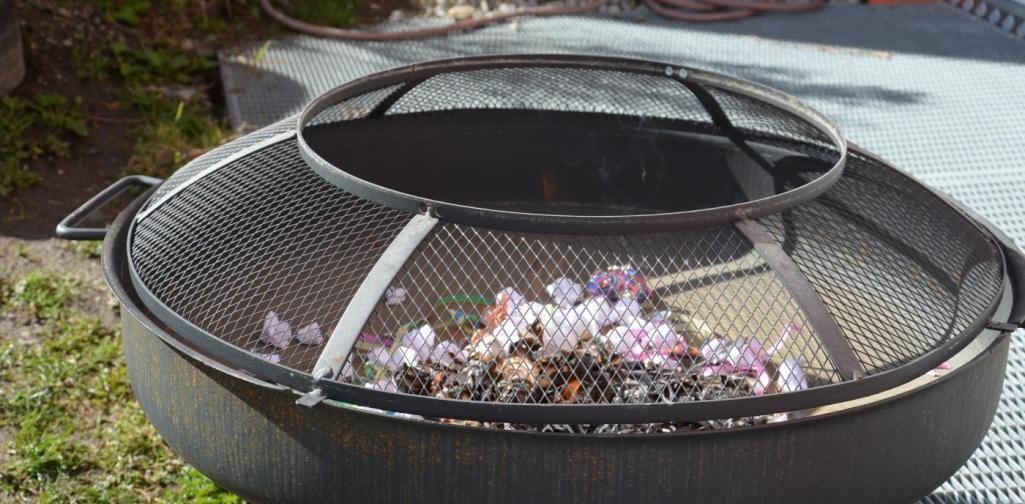 Eine Feuerschale mit verbrennten Luftschlangen und Asche