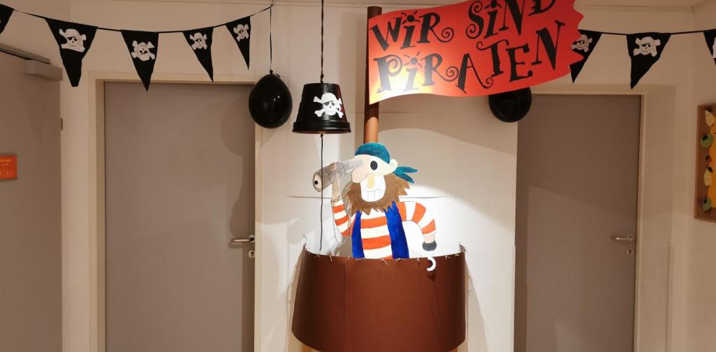 Verena Eder DEr Eingangsbereich zeigt ein Krähennest in dem ein gebastelter Pirat mit Fernrohr und Flagge