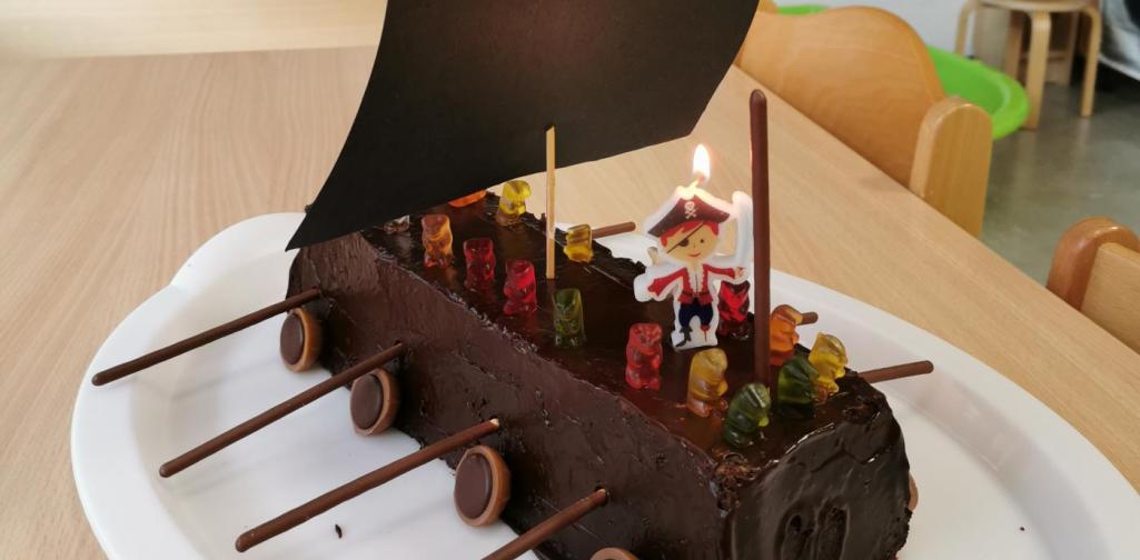 Verena Eder Ein Kuchen verziert mit Fahne und Stäbchen als Piratenschiff