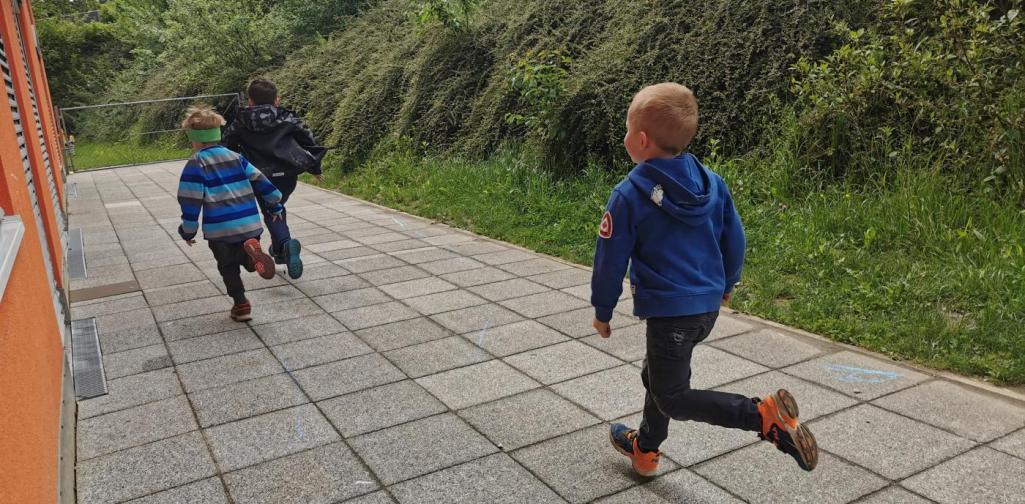 Verena Eder Drei Kinder beim Laufen