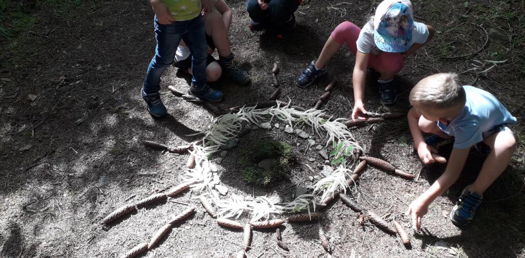 Kindergarten Polling Spiel mit Naturmaterialien