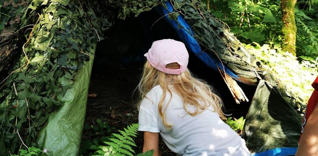Verena EinKind schaut neugierig in ein Zelt hinein