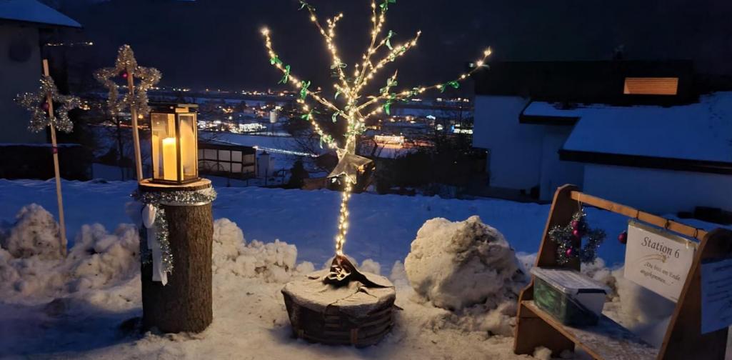 Verena Die letzte Station mit beleuchtenden Baum und brennender Kerze in der Laterne