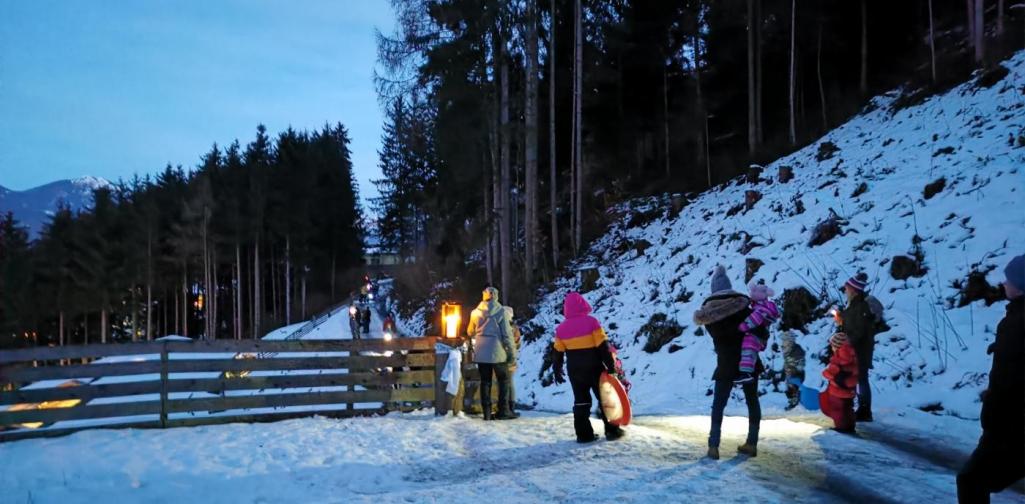 Verena Viele Menschen stehen gehen den Weihnachtspfad