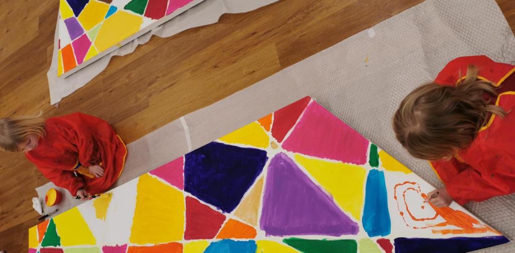 Verena Zwei Kinder arbeiten an dem großen Gemeinschaftsbild