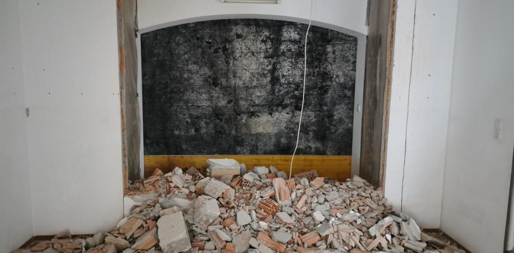 Verena Ein breiter Durchbruch mit Bogen in den Gang