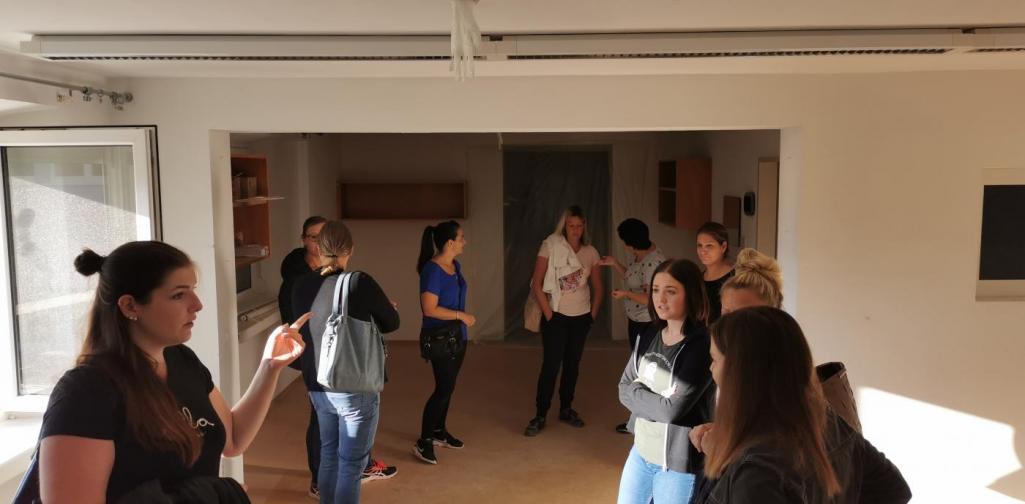 Verena Mehrere Teammitglieder diskutieren in einer Kindergartengruppe