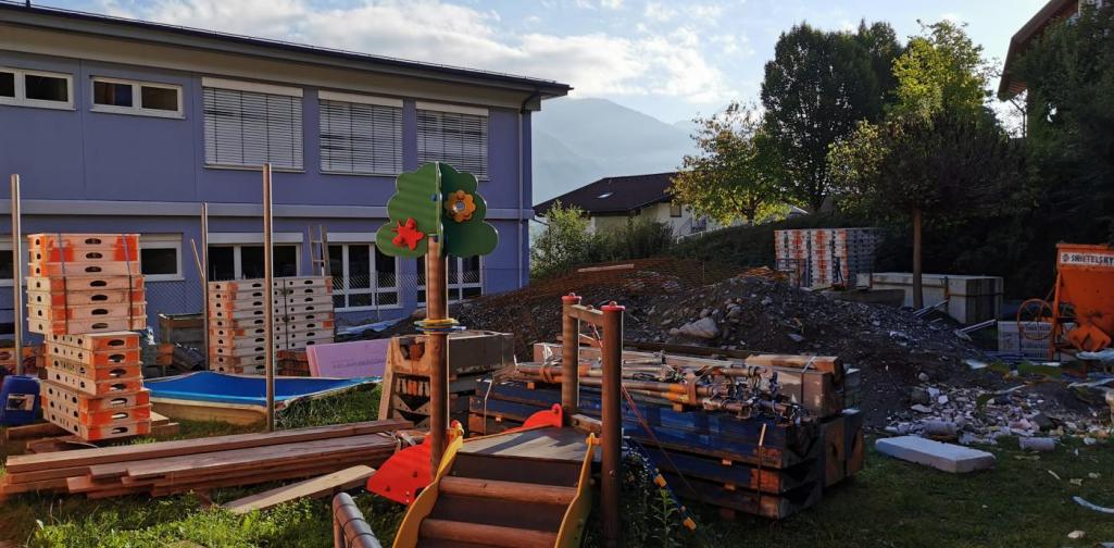 Verena Unser Kindergartengarten vollgestellt mit Müll und Bauutensilien