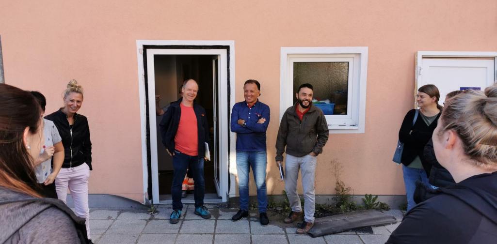 Verena Der Bürgermeister, Bauleiter und das gesamte Team stehen auf der Terasse