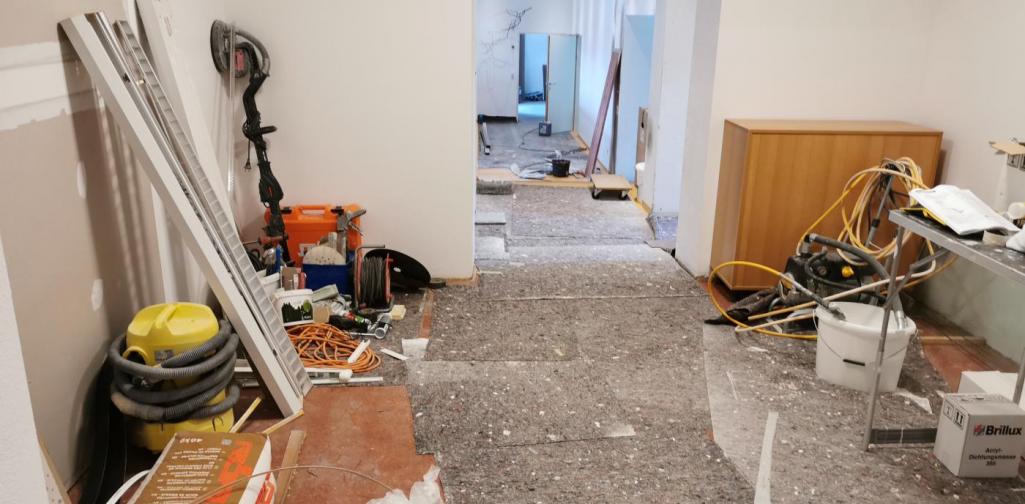 Verena Eine Garderobe vollgestellt mit Maler und Bauutensilien