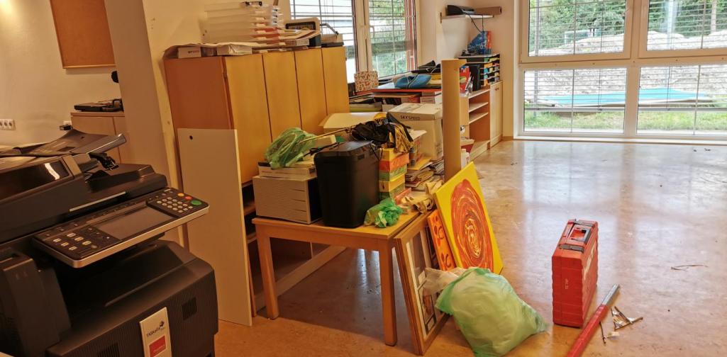 Verena Ein Blick in eine Kindergartengruppe , vollgestellt mit Büroutensilien und Möbel