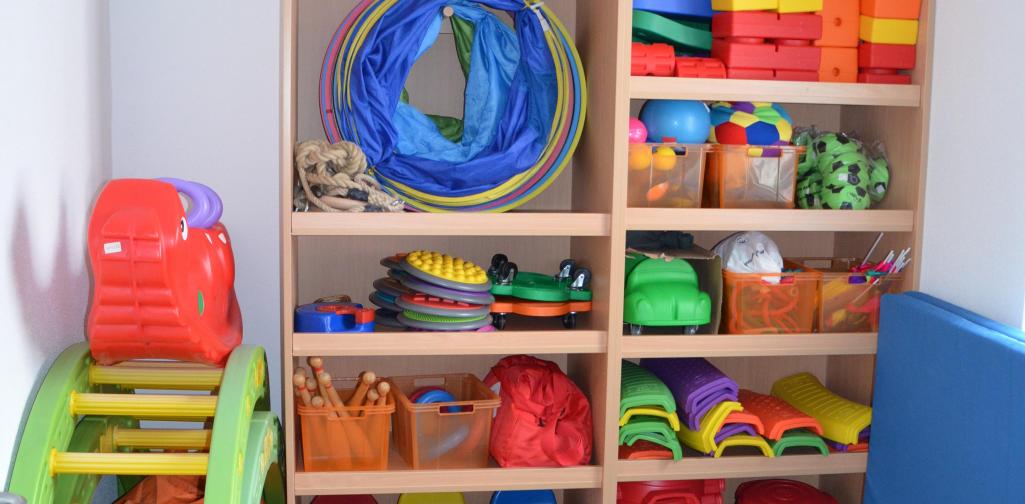 dsc_1316 Ein Materialkasten vollgefüllt mit Bewegungsutensilien