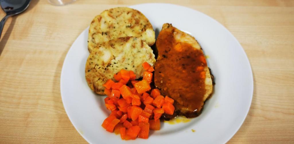 Verena Schweinsbraten mit Serviettenschnitten und Karotten