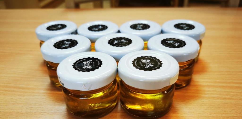 Verena Der Löwenzahnhonig in kleine Gläser gefüllt