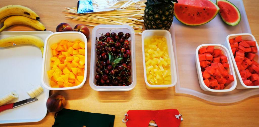 Verena zubereitete Früchte für Geschmacksinnesübungen