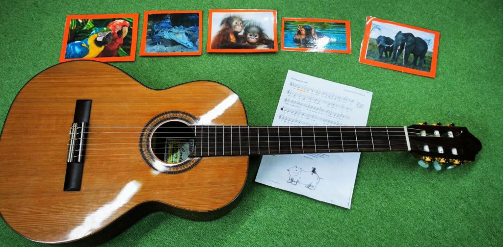 Verena Gitarre mit Bildern zur Veranschaulichung des Textes