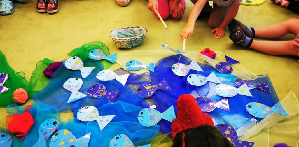 Verena Kinder fischen Fische mit Rätseln