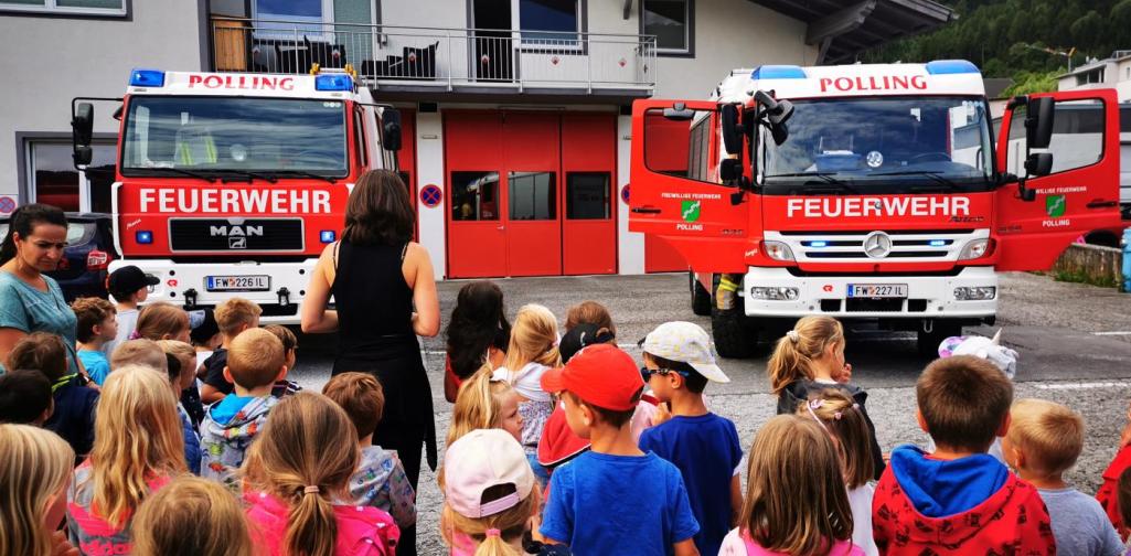 Verena Kinder betrachten die zwei Feuerwehrautos