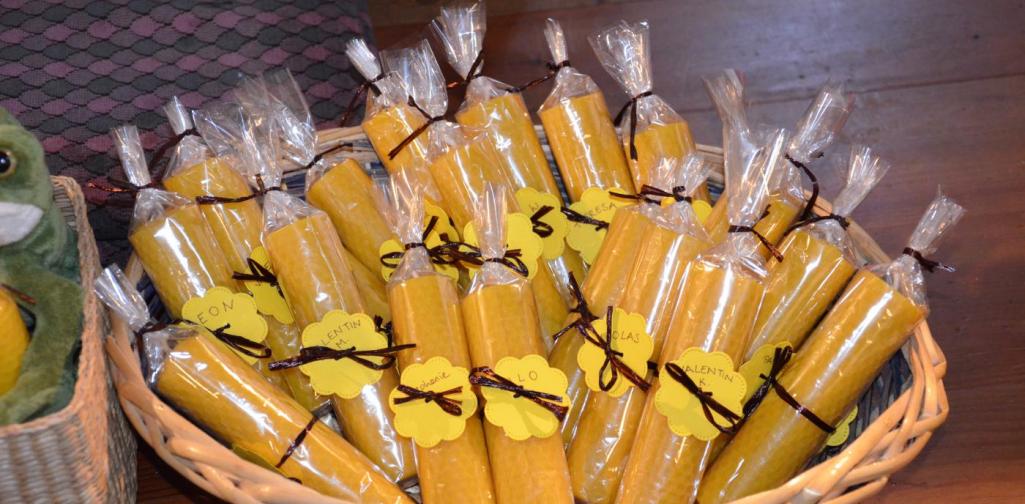 Ein Korb voller selbstgemachter Bienenwachskerzen die zur Segnung mitgebracht wurden