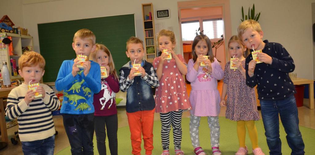 Acht Kinder trinken ein Latella